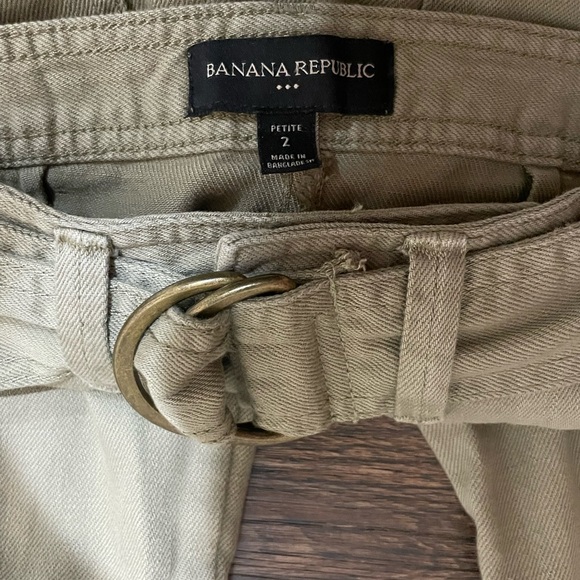 Banana Republic cargo capri in olive green/ sage color. Comes w/ matching belt. - Picture 4 of 16